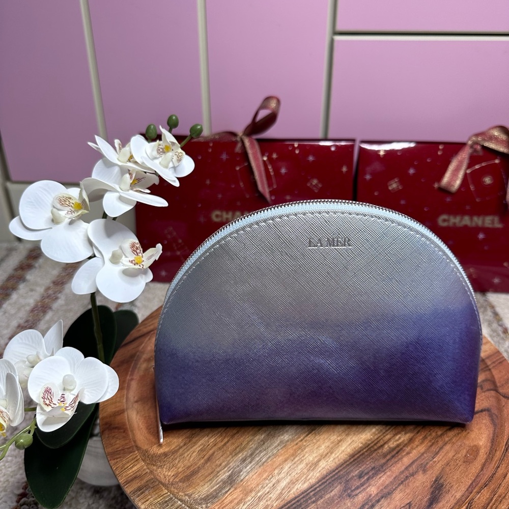 La Mer Make Up bag in the color silver and blue